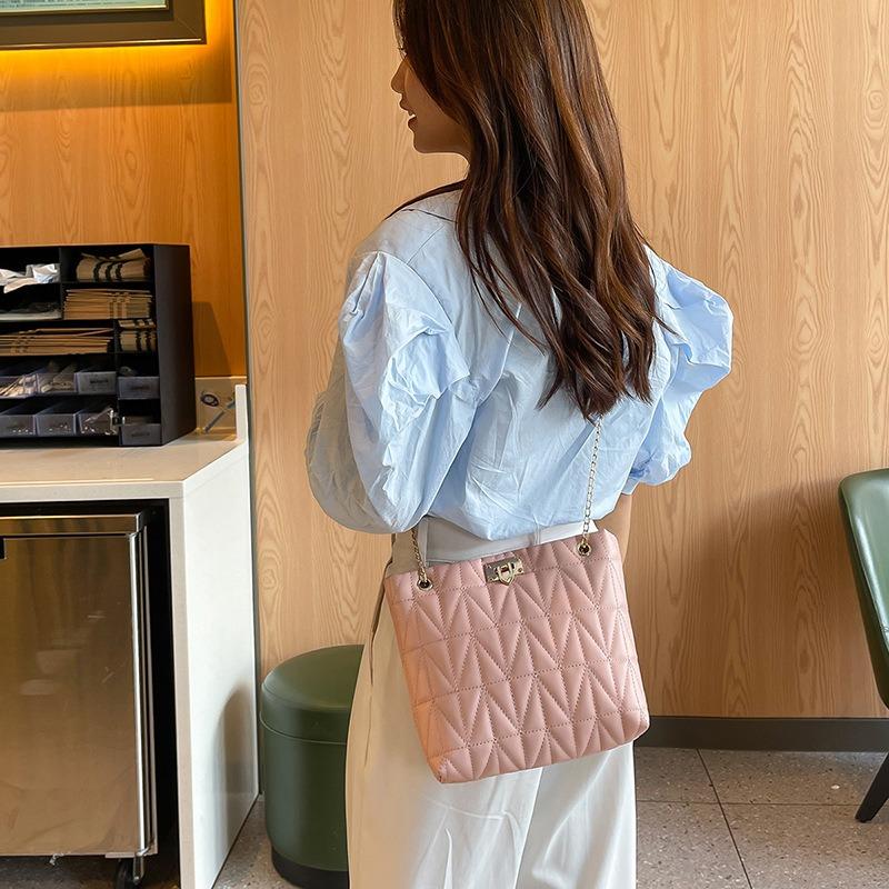 Casual chain bag  personalized new niche design solid color shoulder messenger bag premium texture bucket bag women