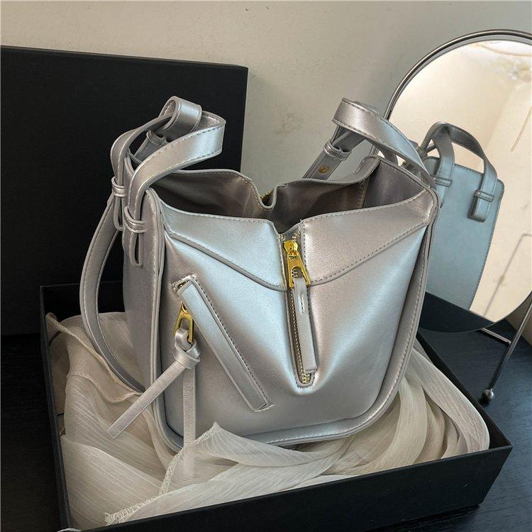 2025 autumn and winter new fashion high sense casual simple trendy women's bag texture niche versatile messenger bag handbag