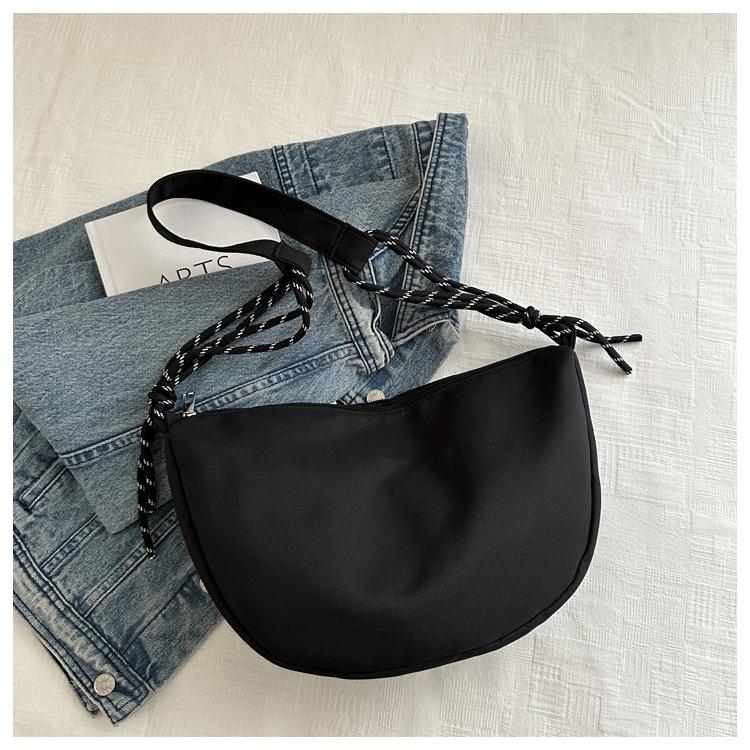 Neue geflochtener Riemen Trendige virale Umhängetasche Mode Schulter Knödeltasche