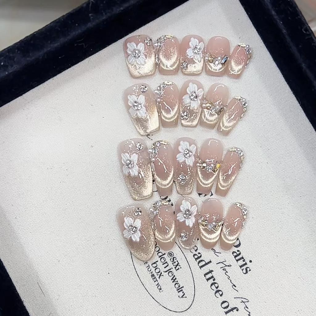 Hand-made Wear of Henna Petals and Moon Shadow Cat Eyes Blinking Pure Desire Hand-painted Temperament Whitening Manicure Patch