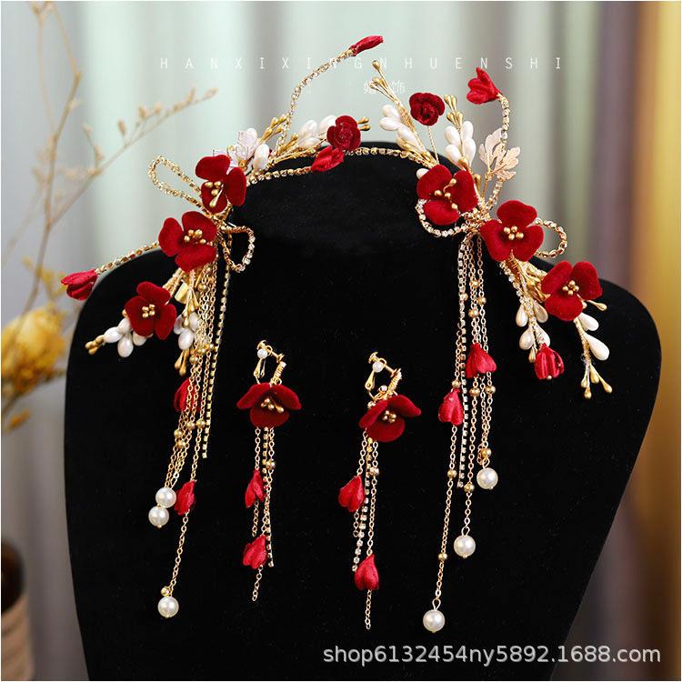 Qipao Roșu Elegant cu Coafură de Mireasă – Rochie Minimalistă Chineză pentru Nuntă și Logodnă