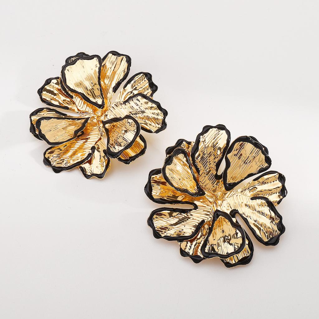 Vintage Metallic Pleated Black Edge Petal Earrings Elegant Three Dimensional Flower Exaggerated Women Ear Studs Jewelry