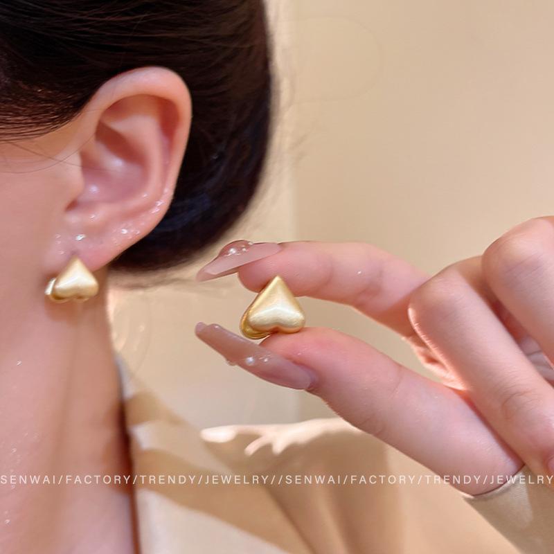 Матовые серьги-клипсы из шлифованного металла в виде сердец, женские простые и холодные серьги в ретро-стиле, взрывные серьги