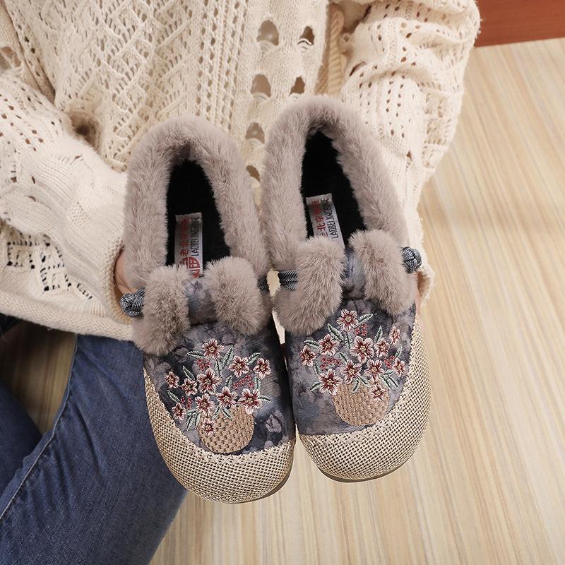 

Support winter new old Beijing cloth shoes embroidered mother shoes with fleece and thickened flat shoes 41