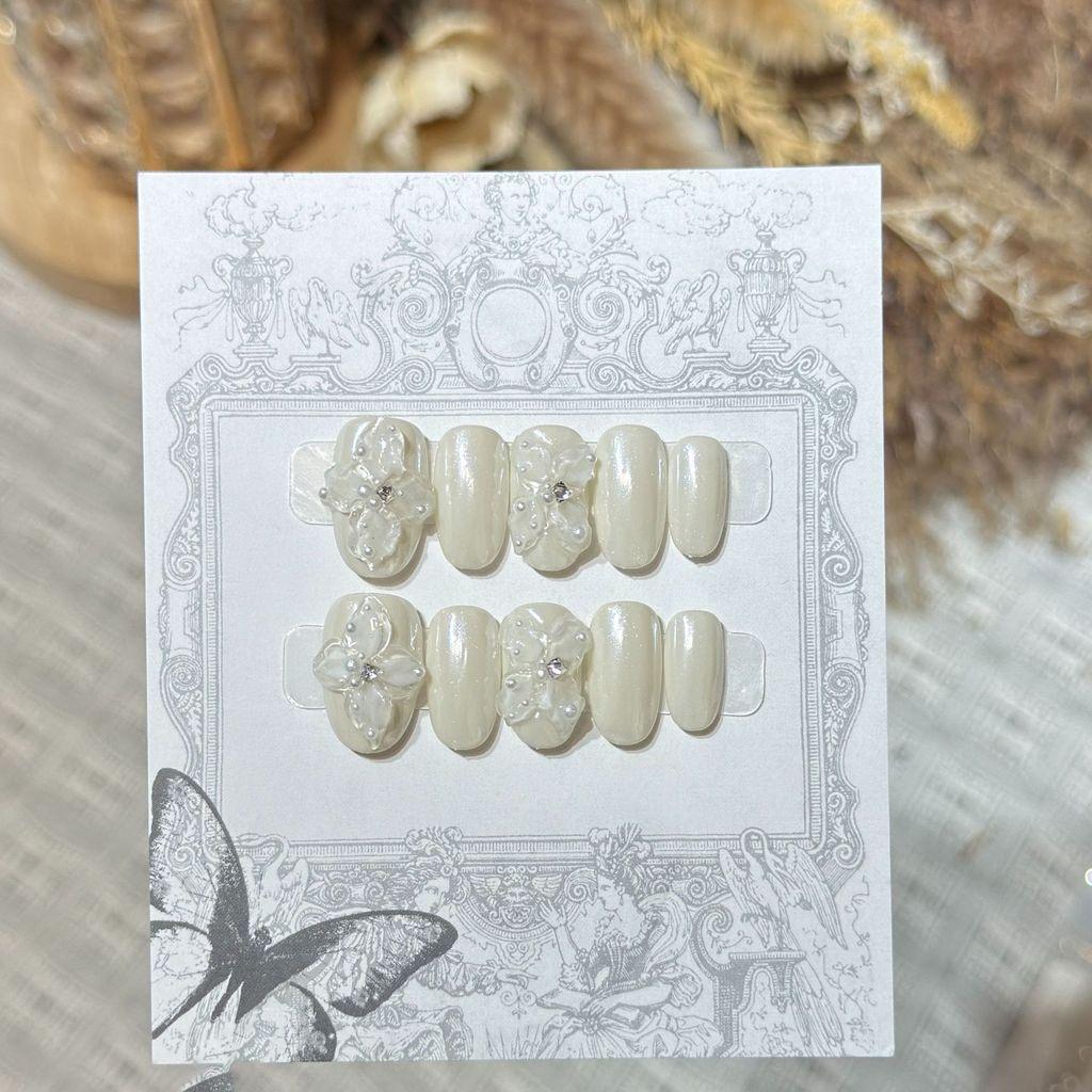 Handmade Press On Nail French Simple Aurora White Milk Color 3D Carved Ice Crystal Flowers Short Oval Fake Nail Patch Artificial Nail Reusable XS