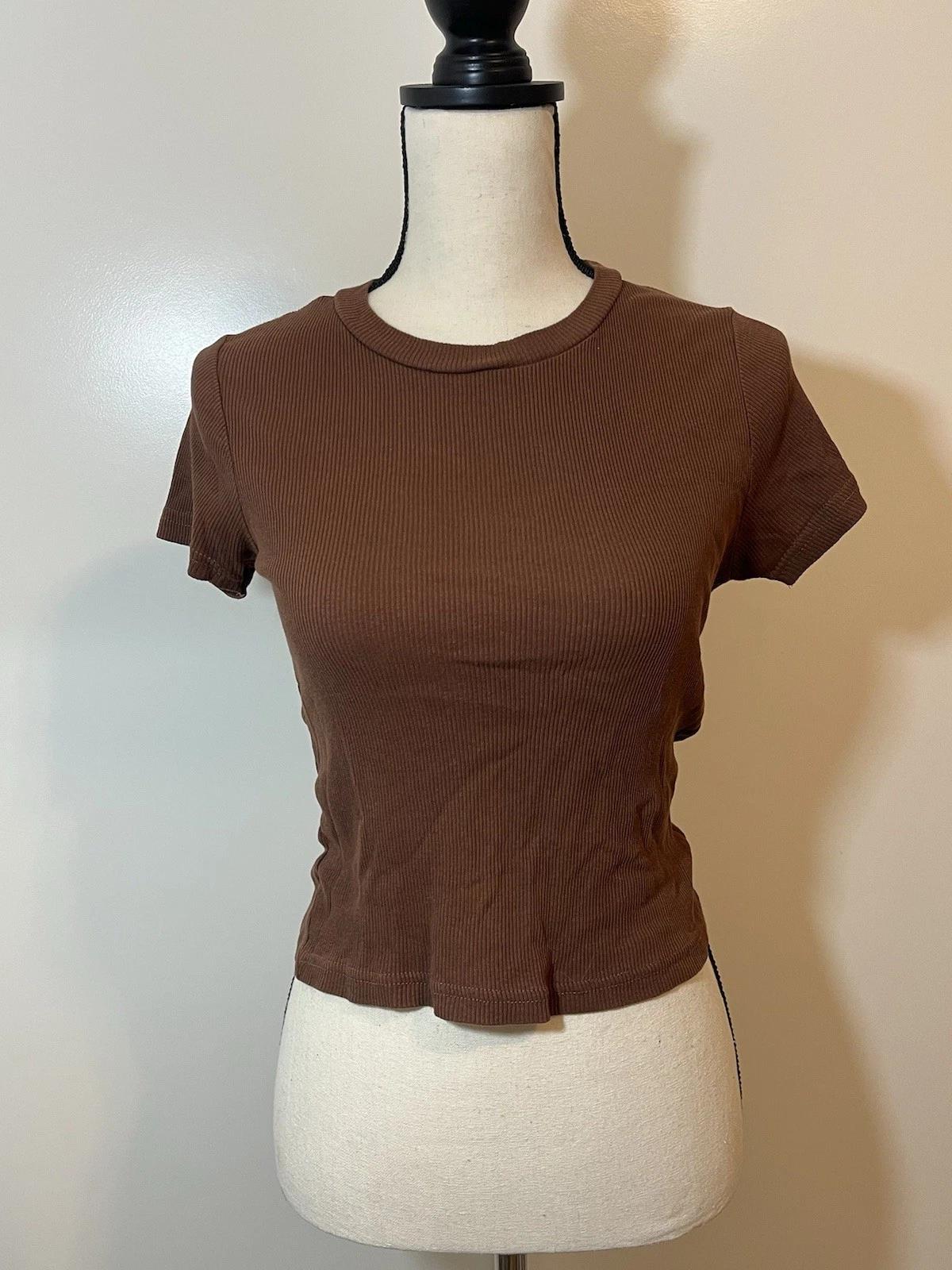 Коричневая укороченная женская футболка в рубчик 100% хлопок Маленькая с коротким рукавом L