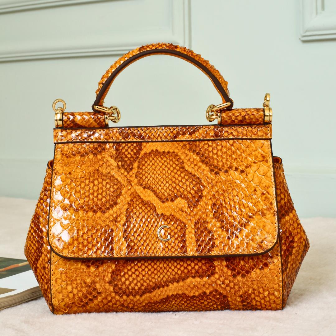 

Модель женской сумки из натуральной кожи ограниченного выпуска