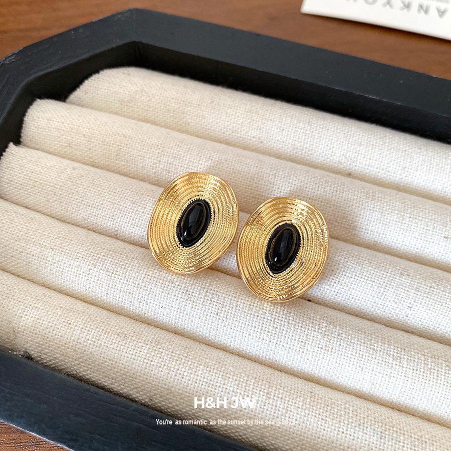 Silver Needle Oil Dripping Oval Pleated Earrings French Retro Exquisite Stud Earrings Fashion Temperament Earrings Design Sense Niche