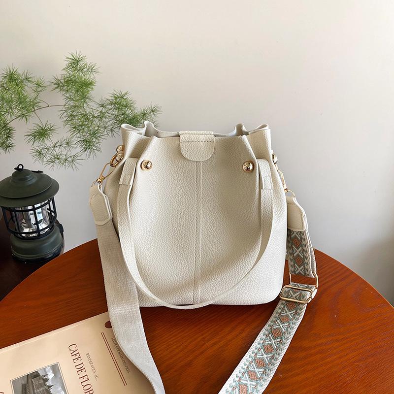 

Summer solid color atmospheric women s daily commute practical foreign style versatile portable shoulder messenger bag women белый