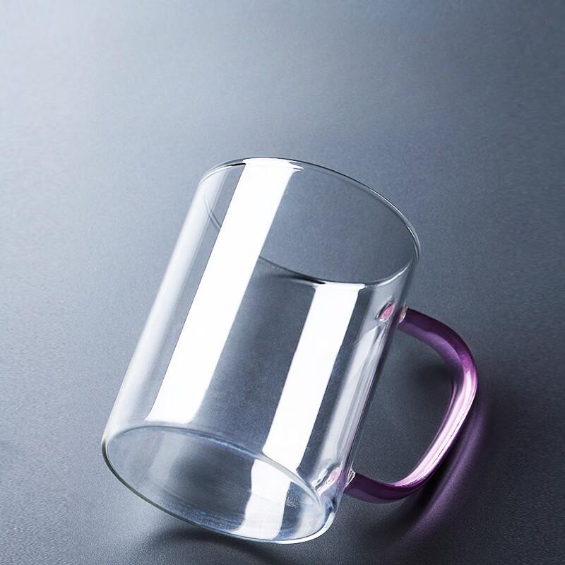 Värmebeständiga glasmuggar med färgglada handtag