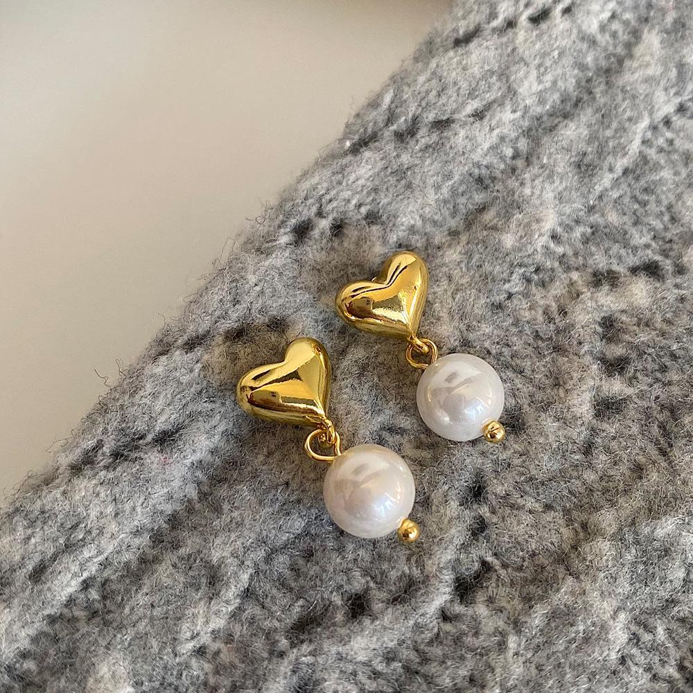 Gold-Tone Heart Freshwater Pearl Shell Bead Stud Earrings for Women - Elegant Copper-Plated Design