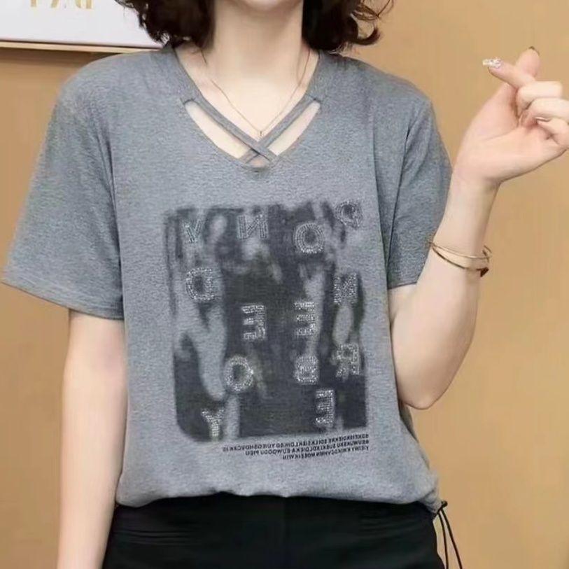 

Стильная приталенная летняя блузка 2025 для современных мам - Шикарный, молодежный топ с коротким рукавом и элегантной отделкой 5XL серый