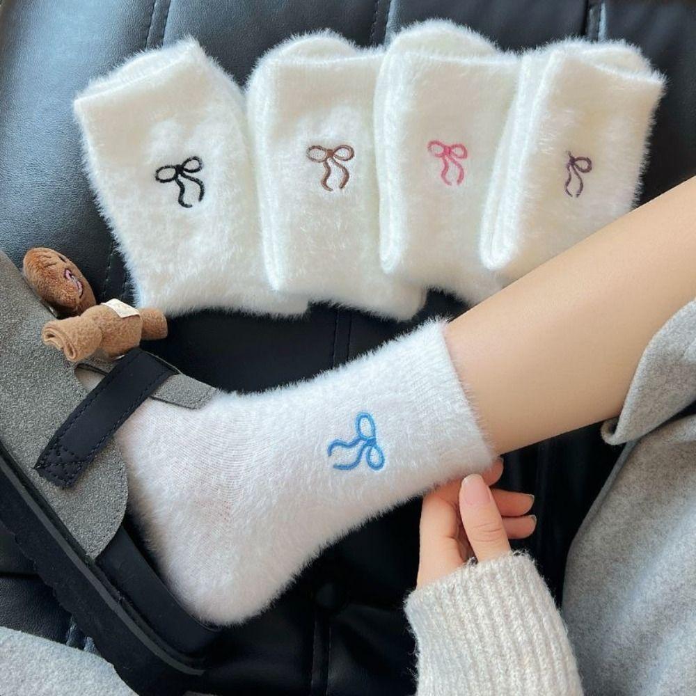 Chaussettes douces en peluche, nœud mignon, chaussettes moelleuses, confort à la maison, chaussettes chaudes, temps froid