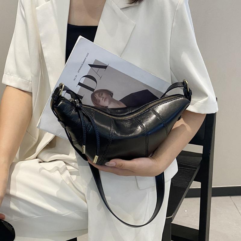 

A High-end and Niche New Moon Commuter Bag Made of Cowhide Dumplings and Horns One Size чорний