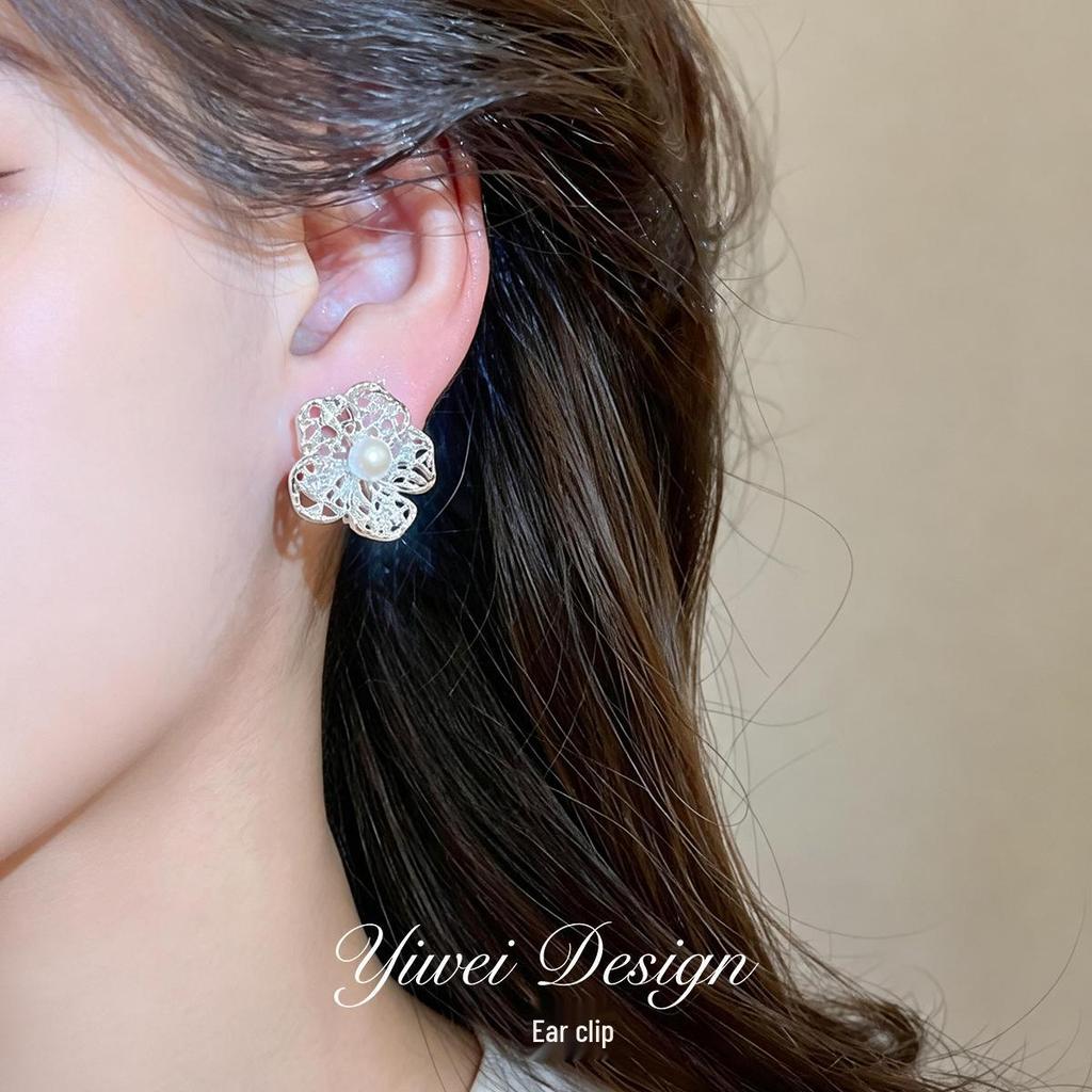 18K Gold-Plated Zircon Flower Pearl Ear Cuff - Elegant and Stylish Light Luxury Earrings