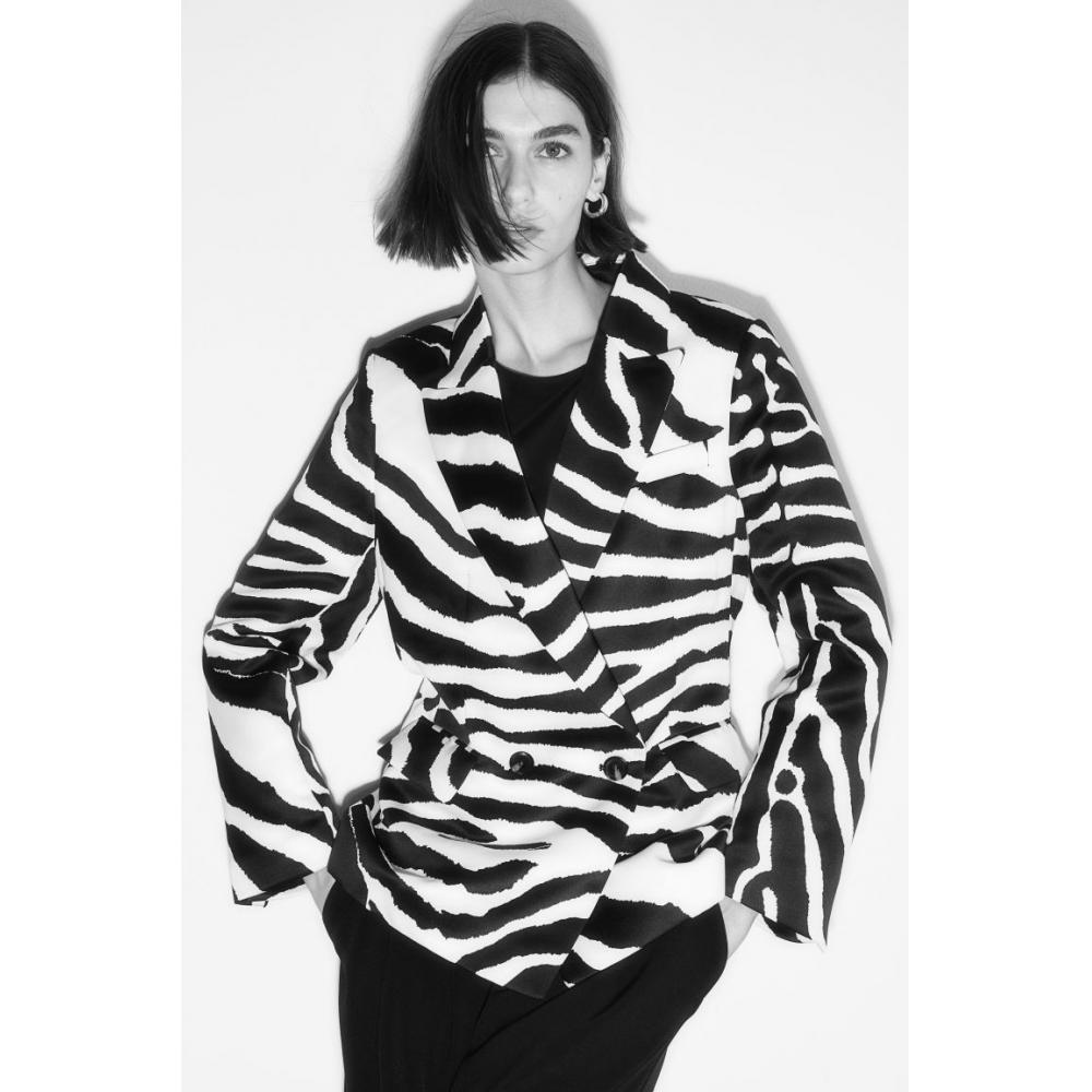 

Двубортный пиджак HM oversize с кремовым принтом зебры