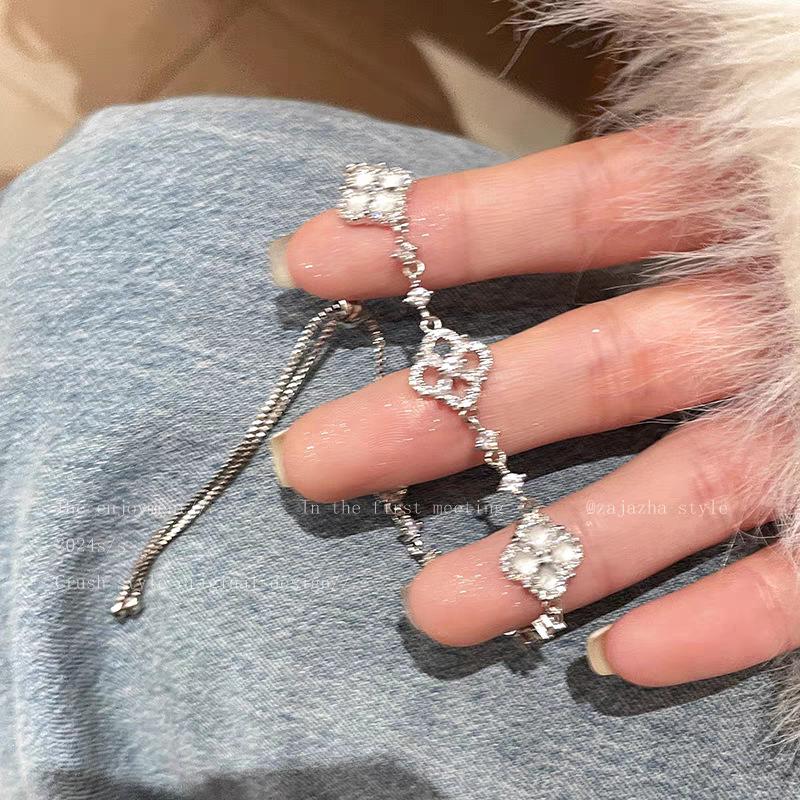 

Браслет из циркониевых бриллиантов Четырехлистный клевер для богатой девушки: Элегантное издание 2025 года