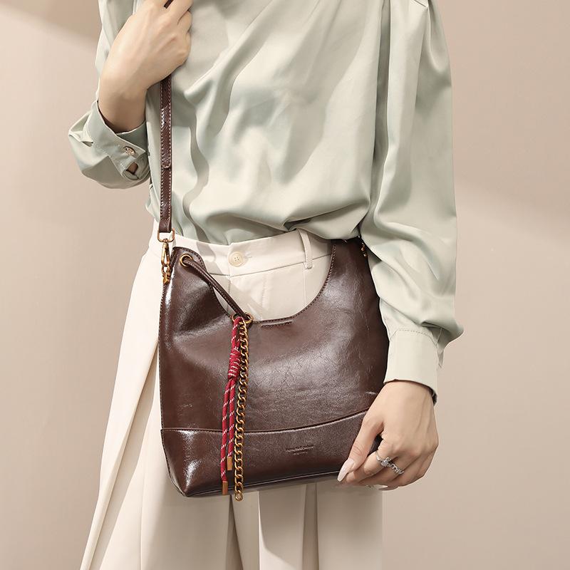 One shoulder crossbody bucket bag, armpit bag, Korean version retro simple women's tote bag, fashionable commuter, large capacity, versatile