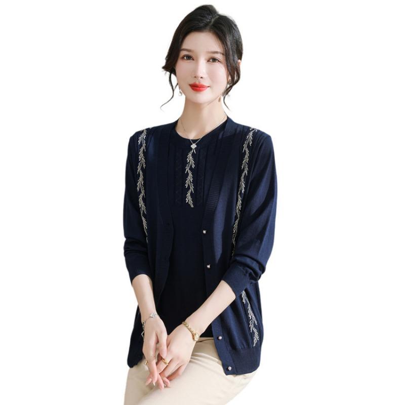 Middle-aged and elderly women's spring and autumn tops, large-size knitted cardigans, middle-aged mother's autumn clothes, short coats, new models