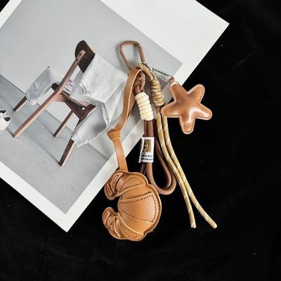 Porte-clés Croissant en Cuir d'Été Mignon Porte-clés Étoile Pendentif pour Sac de Téléphone Portable Ornements de Clé Cadeaux Beaux et Pratiques