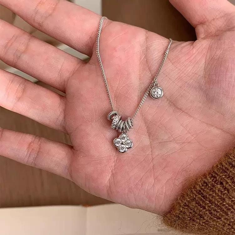 

Exquisite and Versatile Lucky Clover Running Ring Necklace, New Popular Item, Niche High Beauty Popular Item, Collarbone Chain 40CM