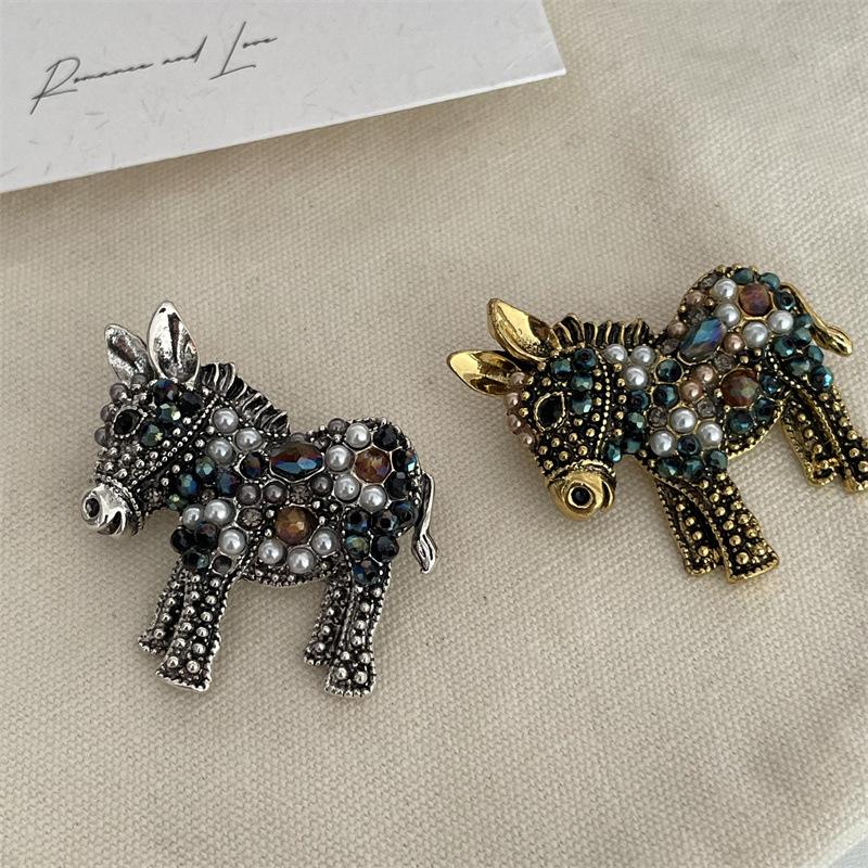 

Vintage Women Men Fashion Cute Donkey Pearl Crystal Pins Badges Classic Elegant Animal Metal Brooches For Women Men Gift