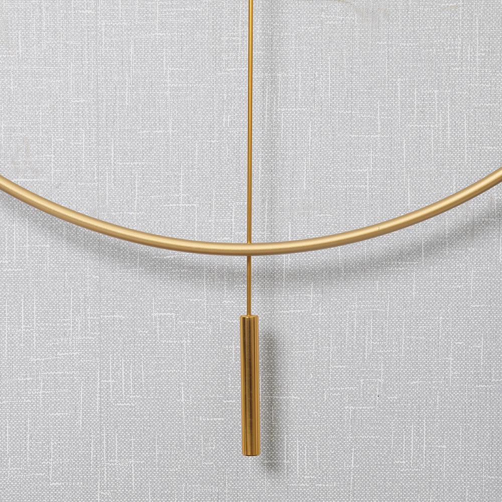 Spanische leichte, luxuriöse, schlichte Wanduhr: Kreatives Eisenring-Design mit modischer Schaukelfunktion für die Inneneinrichtung.