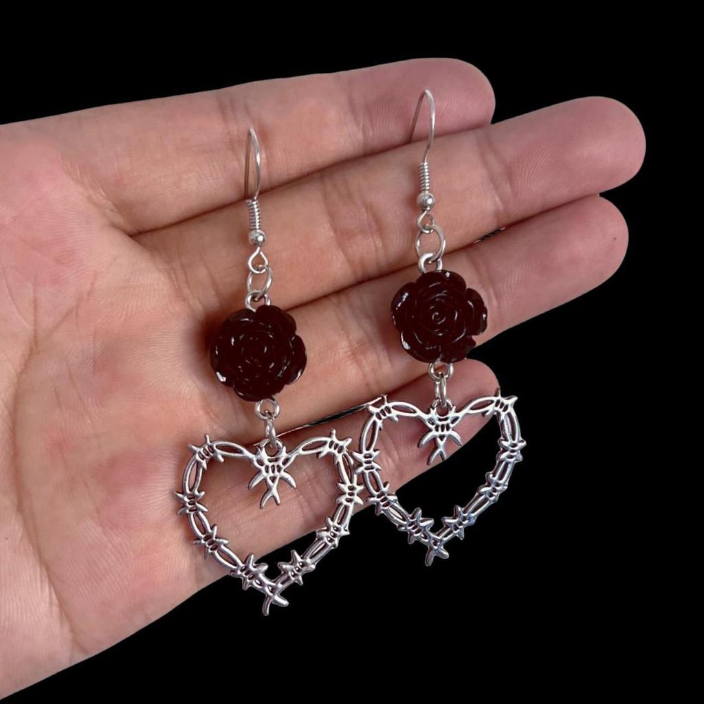 Charm Retro Punk Sliver Color Hollowed-out Heart Rose Flower Dangle Earrings for Women Gothic Hallowmas Jewelry Accessories Gift