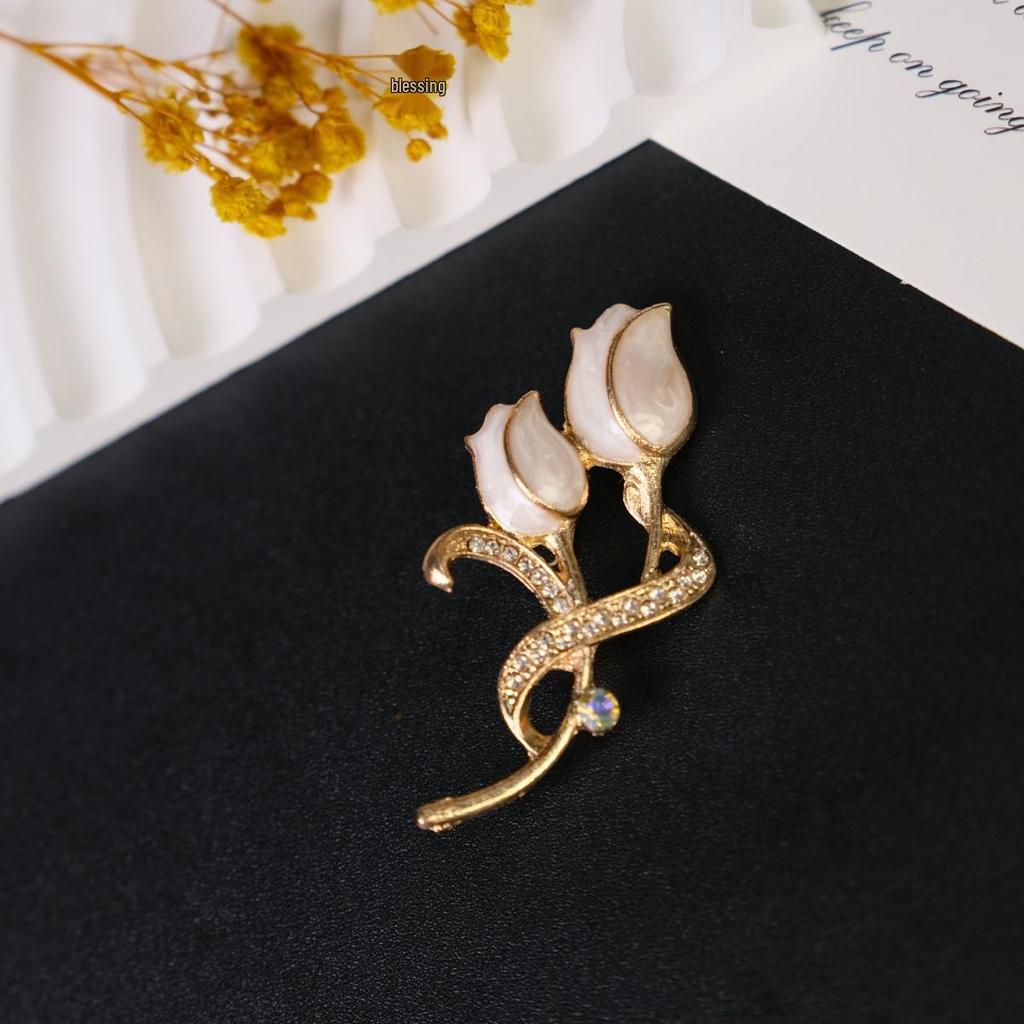 Elegant Women's Brooch: Versatile Bow & Insect Flower Design with Anti-Exposure Feature