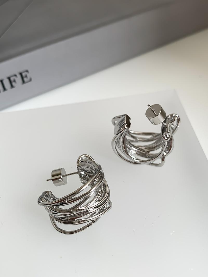 

S Silver Needle Retro Premium Sense Hollow Metal Heavy Industry Winding C-shaped Circle Earrings Hipster Niche Earrings Women срібний