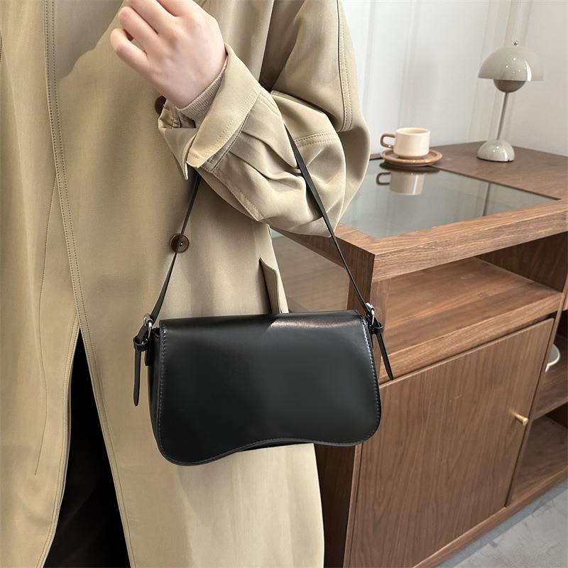 Simple and fashionable spring new armpit bag trend casual personality solid color work commuting shoulder bag