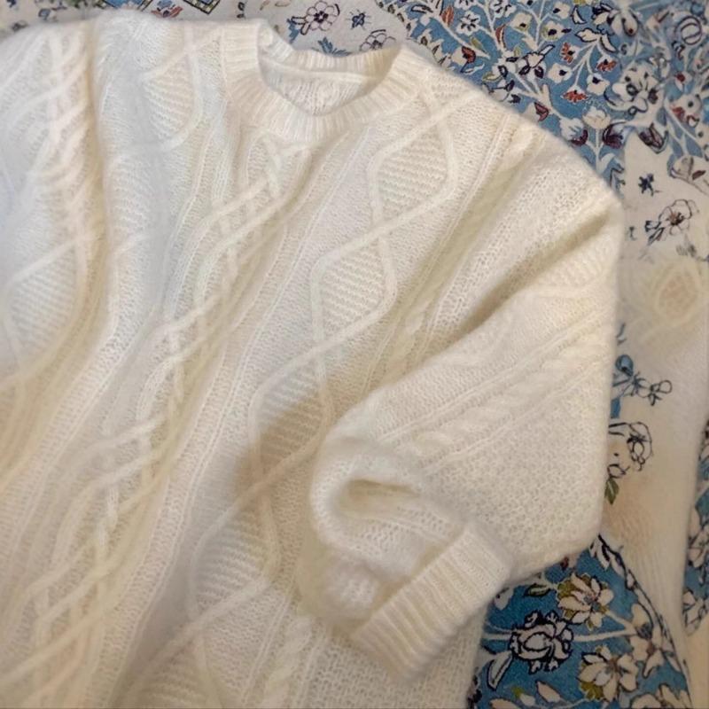 Herbst- und Winter-Pullover-Zopf-Top über weißem Pullover Neujahrsmode Winter-Frühlingstrageweise