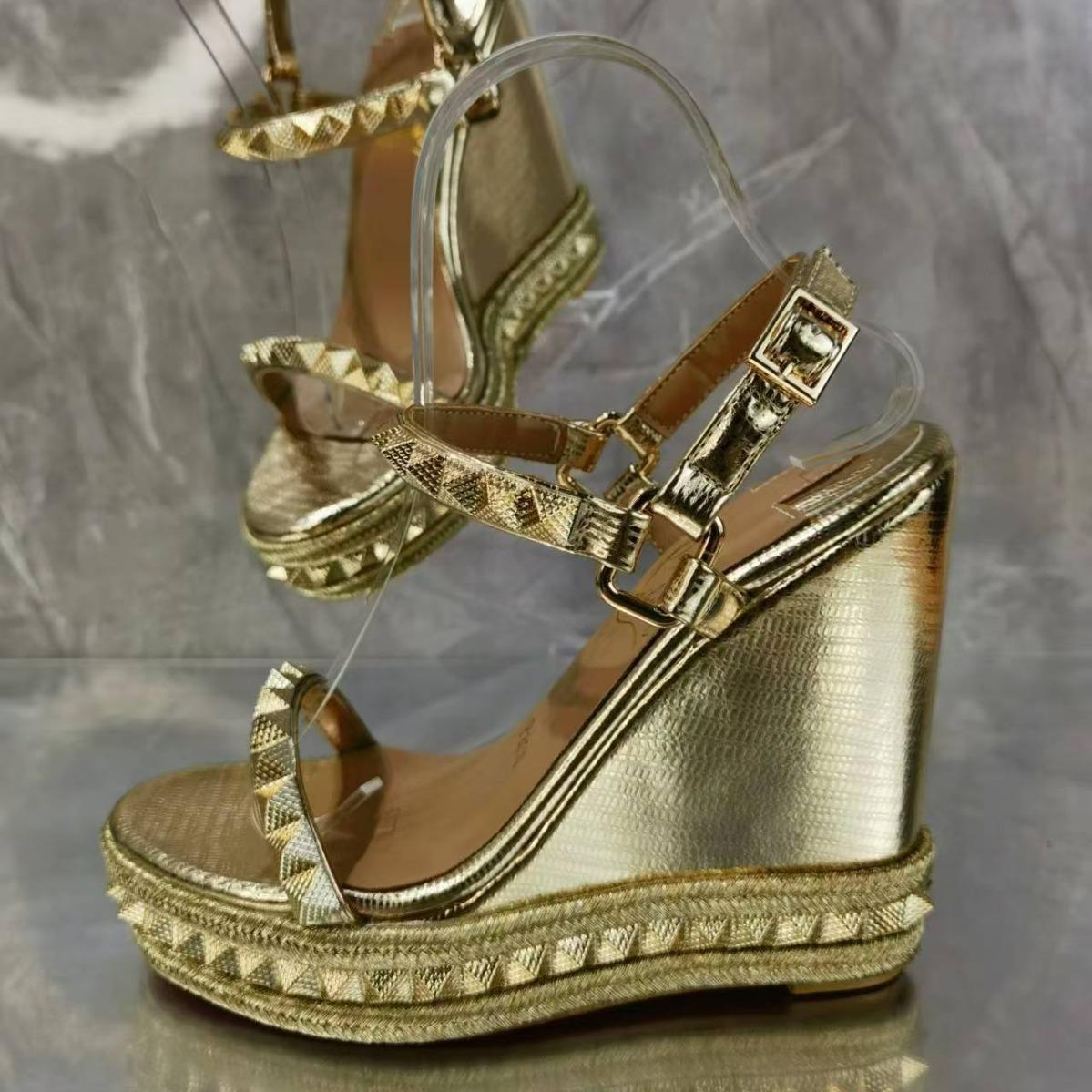 

Женские летние гладиаторские босоножки на танкетке высотой 12 см, женские кожаные сандалии на платформе с золотыми заклепками, пряжками и ремешком на щиколотке 37 золотой