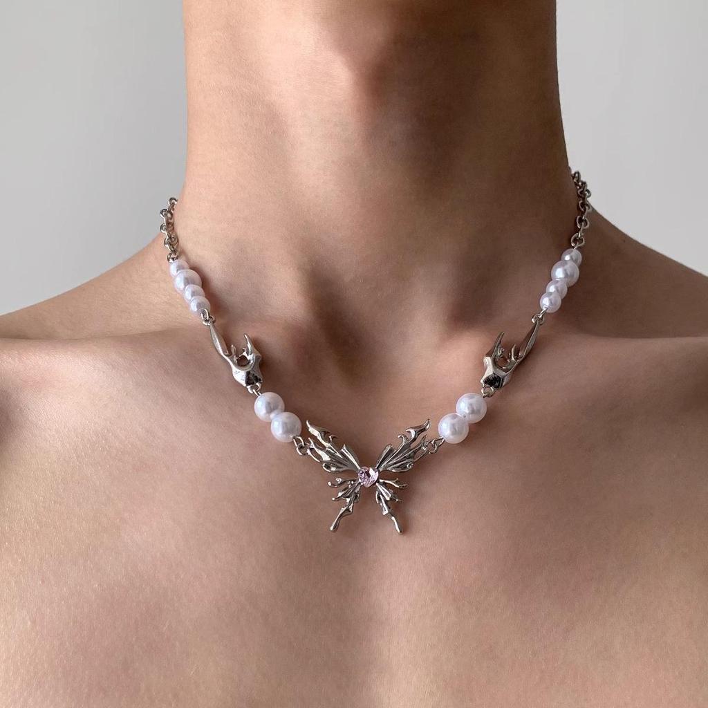 Unisex Hip Hop Butterfly Pearl Necklace - High-End Clavicle Chain with Unique Design