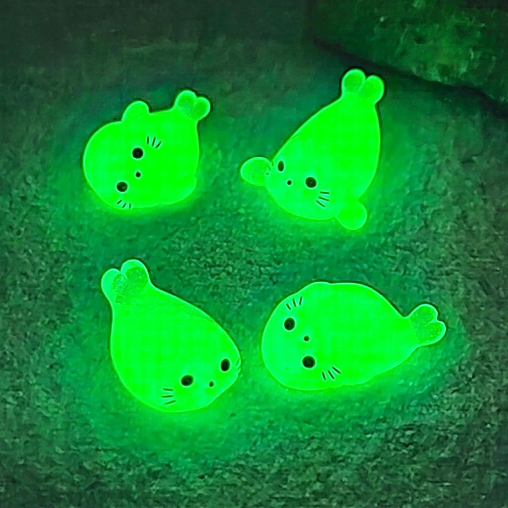 Set of 100 Resins Seal Miniature Statues With Glowing In Dark Effect For Shelf Desk and Garden Aquariums Display