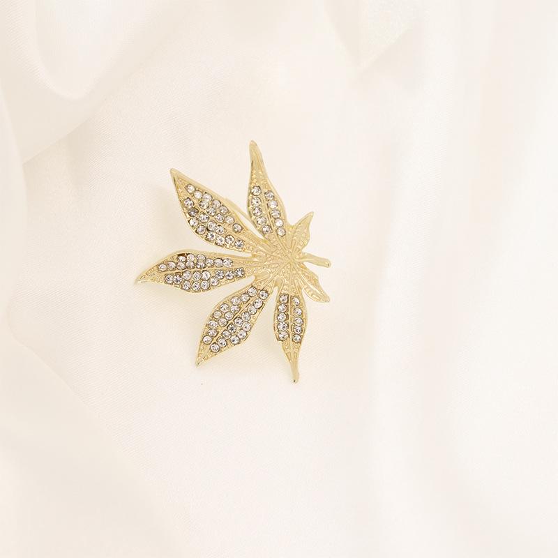

Брошь в виде кленового листа, золотая, полная бриллиантов, нишевый темперамент, легкая роскошная брошь, простая и модная атмосфера с декоративной булавкой