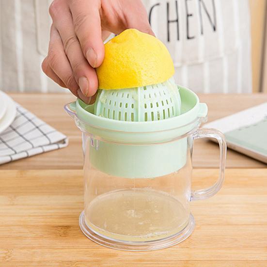 Manual Juicer 450ml Compact Container Non Slip Stable Base Portable Citrus Squeezer for Lemons Limes Oranges Easy to Clean Friendly Kitchen Tool