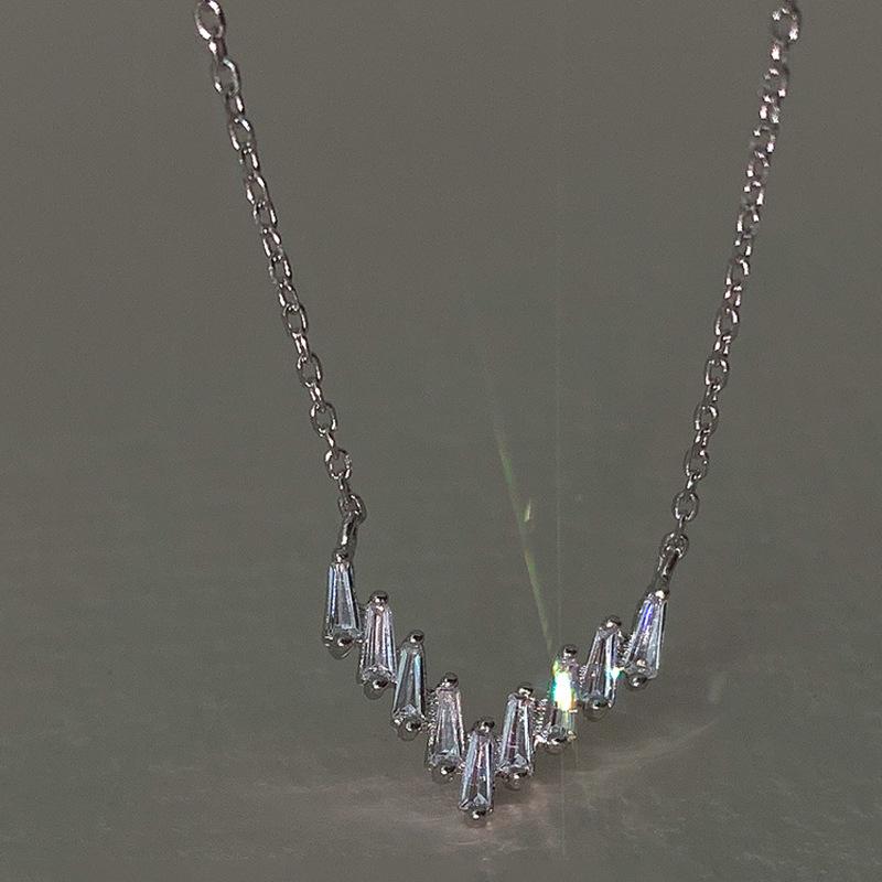 Geometric Personality Clavicle Neck Chain Early Spring Tide Bouncing Kusa V-Shaped Design Sense Necklace Women'S