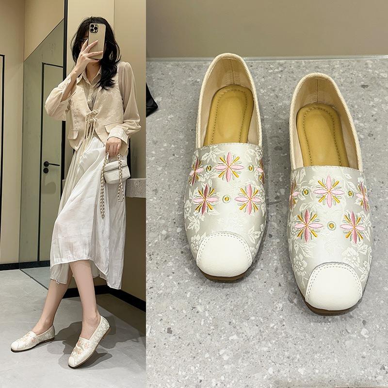 New Retro Embroidered Round Head Beanie Shoes Women's Thin Bottom Flat Bottom Casual Women's Shoes