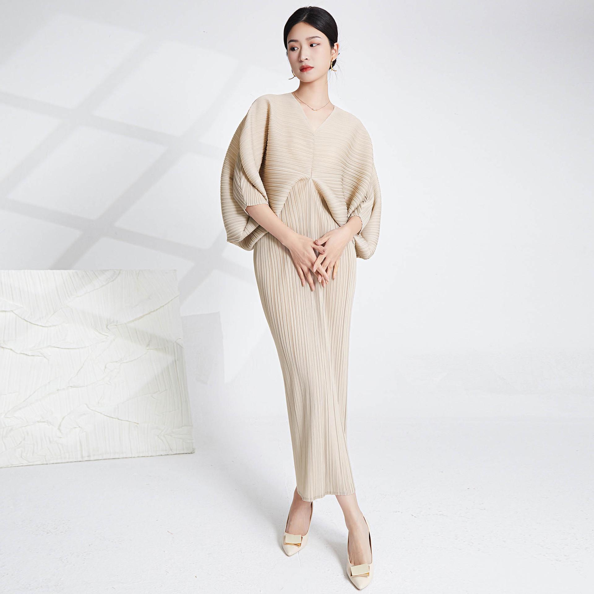 

V-Neck Loose Batwing Sleeve Pleated Dress One Size