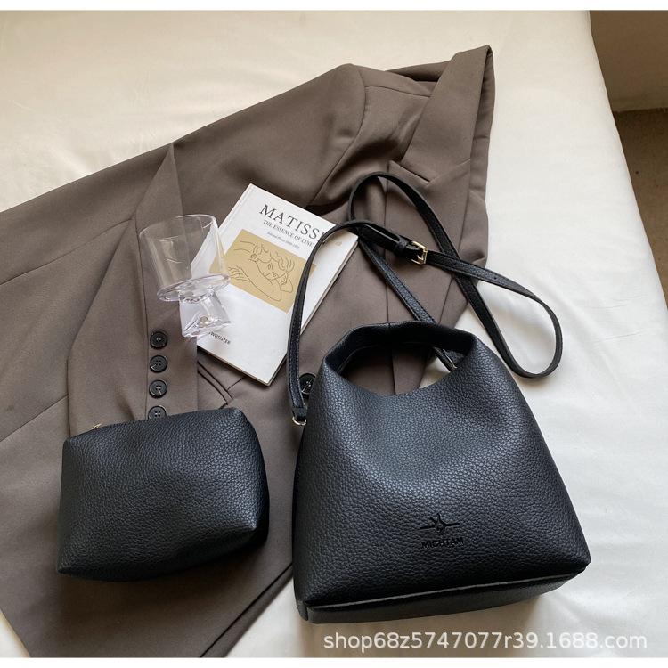 Large Capacity Simple Bucket Bag Women's Bag 2025 New Trendy Fashion Shoulder Messenger Bag Soft Leather Retro Armpit Bag