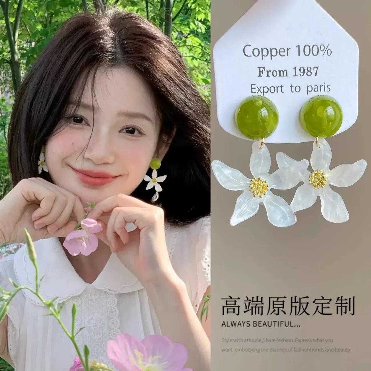 Summer Forest Style White Flower Earrings for Women Minimalist Lightweight Luxury Unique Design Sweet Temperament Floral Stud Jewelry