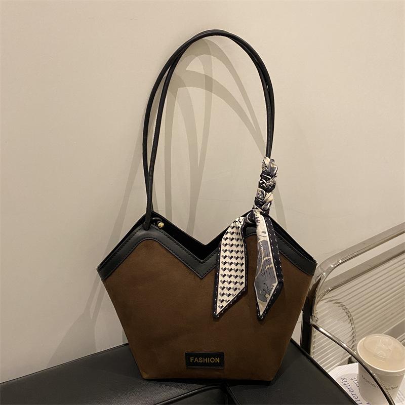 

Корейская версия новой модной и универсальной сумки-тоут с сердечком, женская большая вместимость, осенне-зимняя, для поездок на работу, на плечо