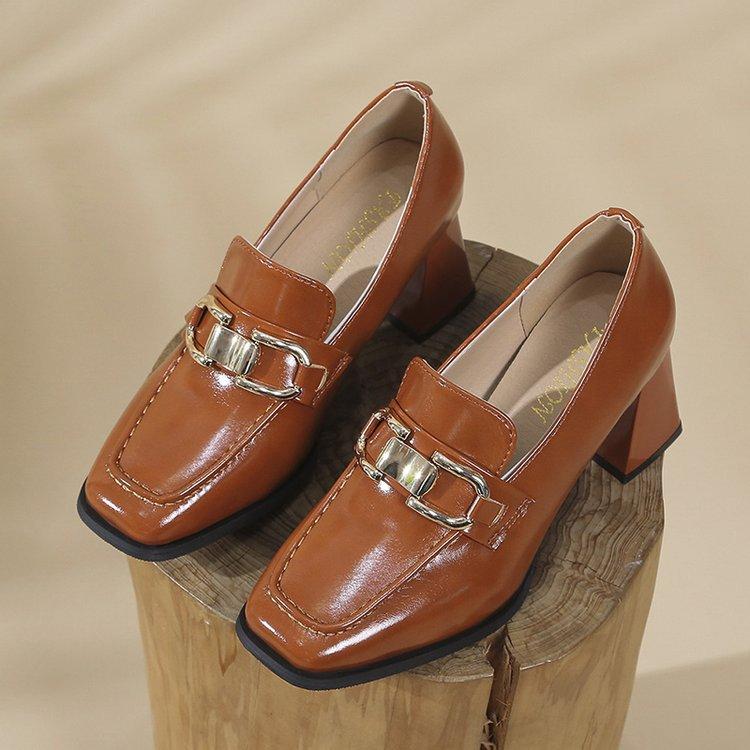 נעלי עקב גבוהות עם עקב עבה לנשים באביב ובסתיו 2025, נעלי עור קטנות חדשות לנשים, ראש מרובע, פתח נמוך, קישוט מתכת