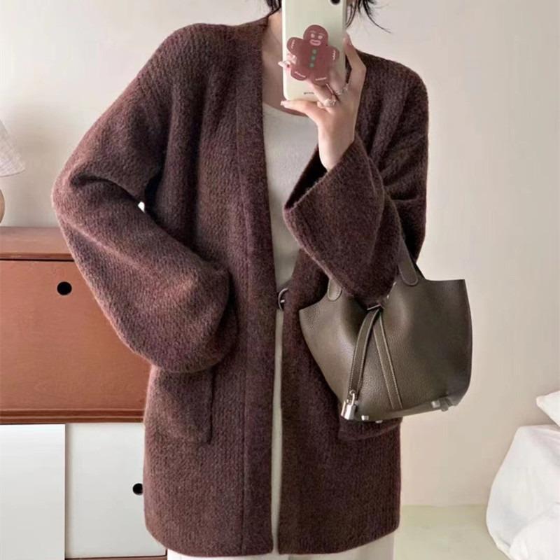 

Новый осенне-зимний нежный нишевый кардиган средней длины однотонный с карманами, вязаный, мягкий, ворсистый, куртка-свитер женская One size