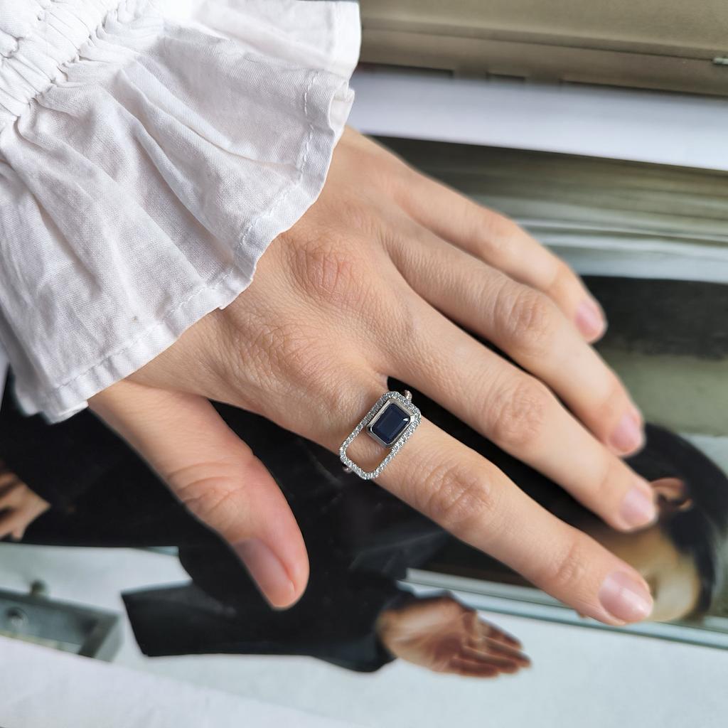 Серебряное кольцо с натуральным сапфиром 1.735ct, фианитами, вес изделия 3,18 гр (2202486)