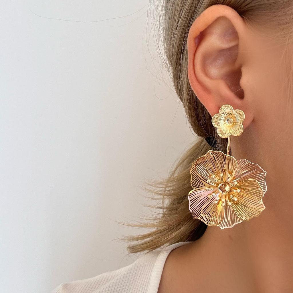 European-American Metal Flower Stud Earrings: High-End, Fashionable Design with a Luxurious and Unique Sense of Style.