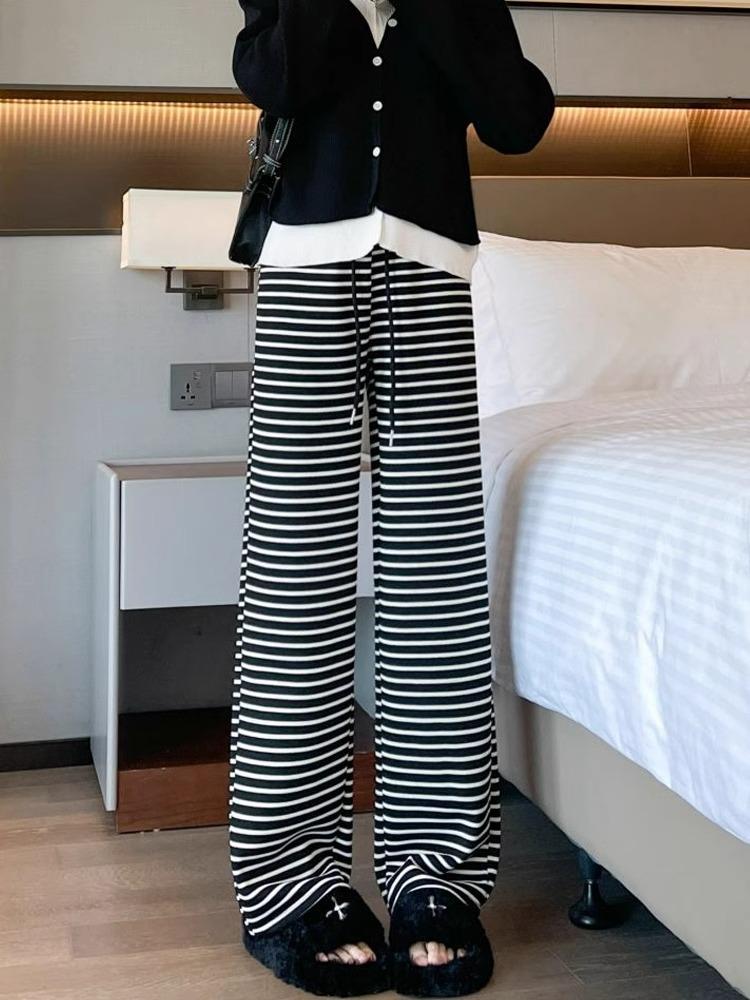 

Брюки в корейском стиле на кулиске, черно-белые в полоску, широкие, с эластичной талией и драпировкой, стройнящие, трикотаж – женские, маленького роста 145/150. XS (60-79 jin)
