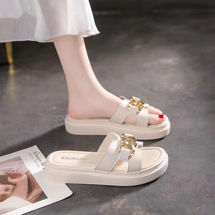 Thick bottom Internet celebrity slippers women's summer wear fashion ins wind super fire 2025 new casual chain non-slip sandals