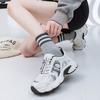 Anpassade silverfärgade CD-bokstav låga sneakers för dam 2025 vår nya tjocksulade höjdökande mesh dad-skor för dam